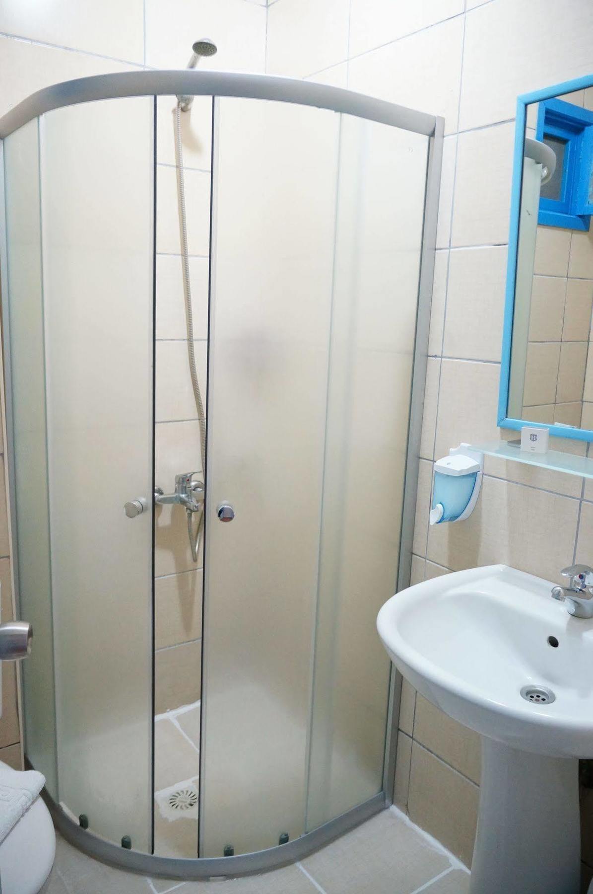 Esmana Hotel Бітез Екстер'єр фото